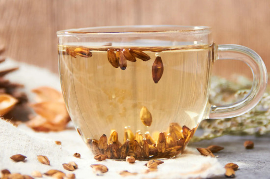 大麦茶适合95度以上的热水冲泡,该茶是将大麦焙烤,再磨成粉末制作而成